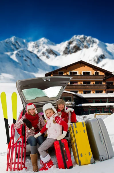 Winter, journey - family with baggage ready for the travel for winter holiday — Stock Photo, Image