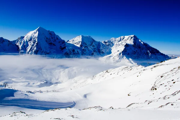 Montagnes d'hiver, piste de ski dans les Alpes italiennes — Photo