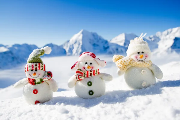 Invierno, nieve, sol y diversión - felices amigos muñecos de nieve — Foto de Stock