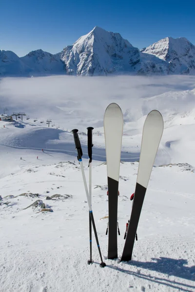 Ski, Ski, Wintersaison, Berge und Skiausrüstung auf der Piste — Stockfoto