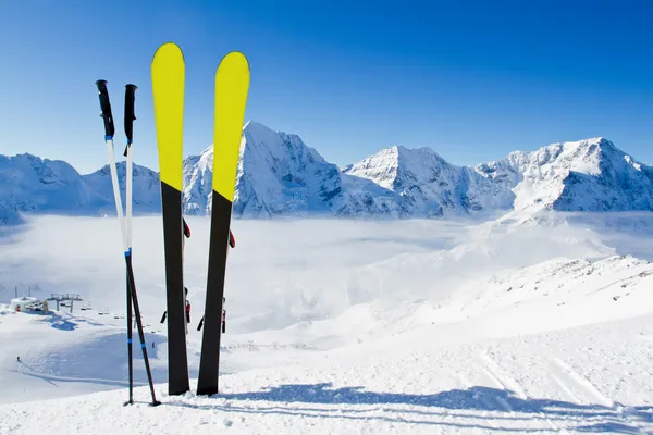 Sci, sci, stagione invernale, montagna e attrezzatura da sci sulla pista da sci — Foto Stock