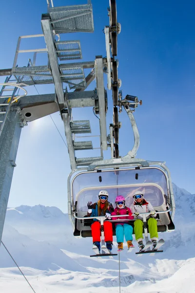 Skilift, skiën, skigebied - gelukkige skiërs op skilift — Stockfoto