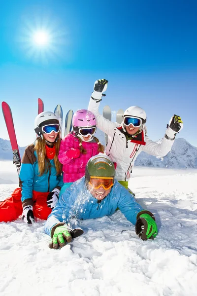 Sci, inverno, neve, sciatori, sole e divertimento — Foto Stock