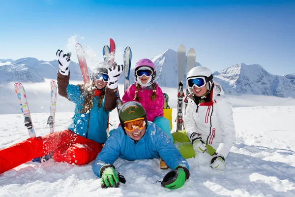 Esqui, inverno, neve, esquiadores, sol e diversão — Fotografia de Stock