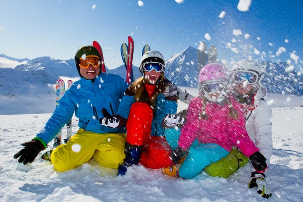 Sci, inverno, neve, sciatori, sole e divertimento — Foto Stock