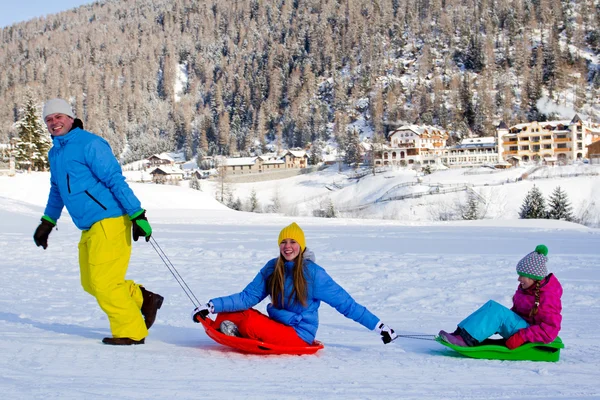Winter fun, sneeuw, familie rodelen op wintertijd — Stockfoto