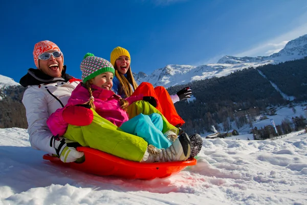 Amusement d'hiver, neige, luge familiale à l'heure d'hiver — Photo