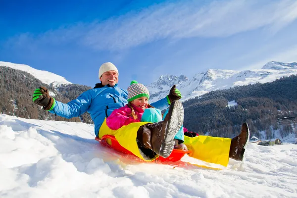 Téli szórakozás, a hó, a család, szánkózás, téli időben — Stock Fotó