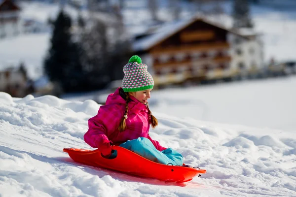 Winterpret, sneeuw, rodelen op de wintertijd — Stockfoto