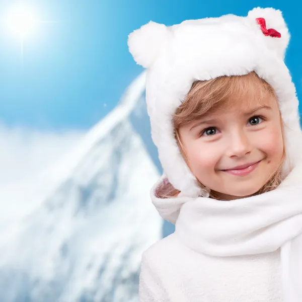 La diversión invernal, el chiquitín, la nieve - el retrato invernal de la chiquitina encantadora en las vacaciones invernales — Foto de Stock