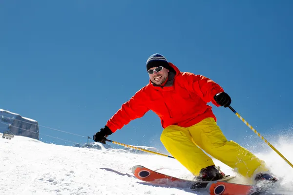 Lyže, lyžař, freeride čerstvým popraškem sněhu - muž, sjezdové lyžování — Stock fotografie
