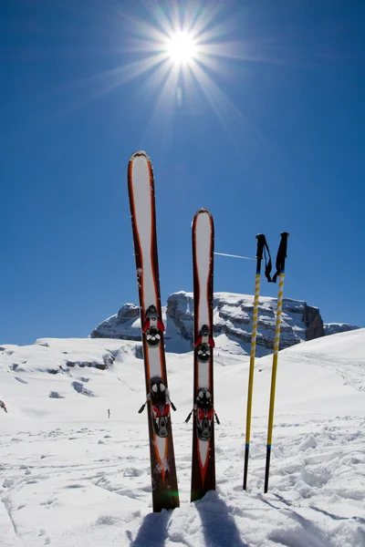 Ski, skidåkning, vintersäsongen, berg och skidutrustning på pisterna — Stockfoto