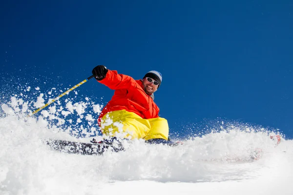 Esquí, esquiador, freeride en polvo fresco nieve - hombre esquiando cuesta abajo — Foto de Stock