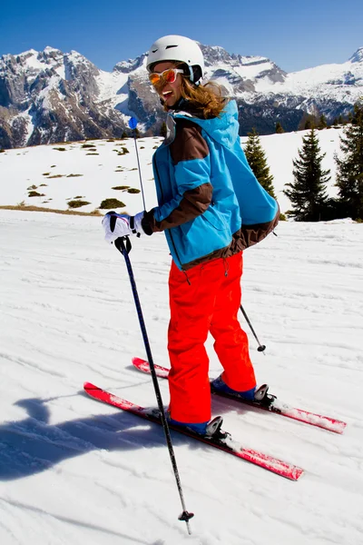 Ski, esquiador, sol e diversão de inverno - jovem que gosta de esqui — Fotografia de Stock