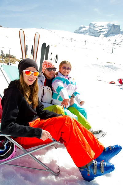 Sci, inverno, neve, sciatori, sole e divertimento - la famiglia si gode l'inverno — Foto Stock