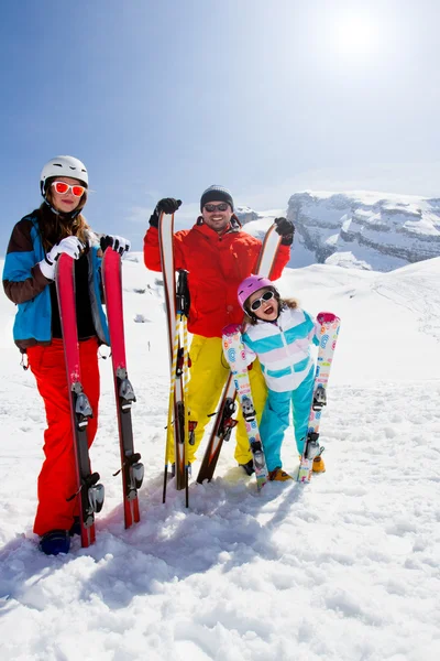 Esquí, nieve y diversión invernal - equipo de esquí familiar feliz —  Fotos de Stock