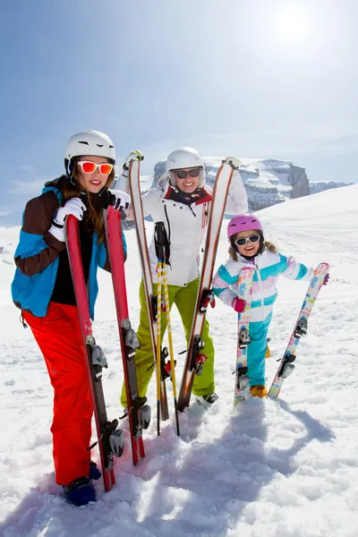 Esquí, invierno, nieve, esquiadores, sol y diversión - familia disfrutando del invierno —  Fotos de Stock