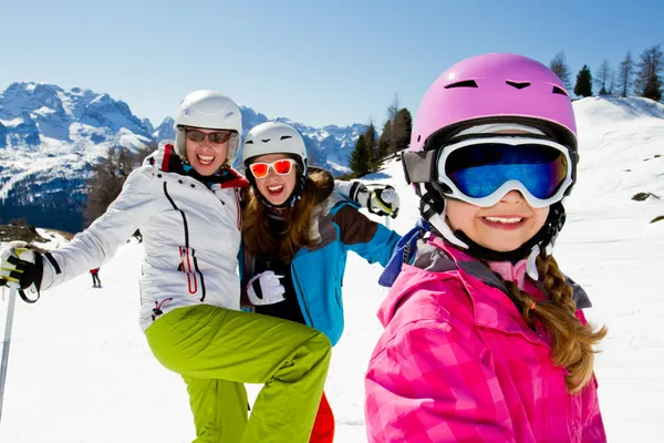 Sci, inverno, neve, sciatori, sole e divertimento - la famiglia si gode l'inverno — Foto Stock