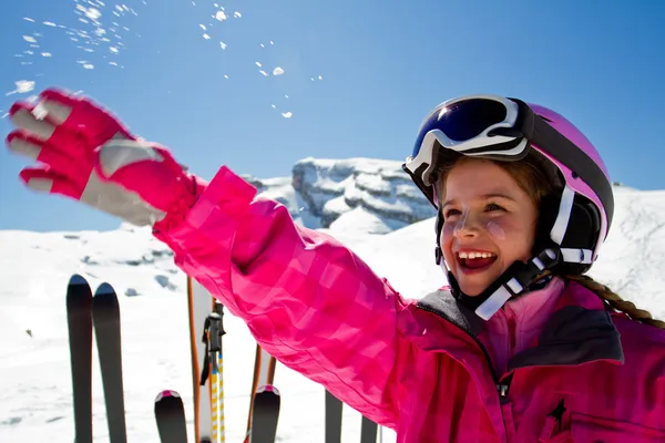 Skiër, Skiën, wintersport - portret van gelukkig meisje skiër — Stockfoto