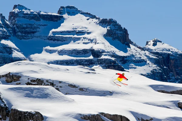 Lyže, lyžař, freeride čerstvým popraškem sněhu - muž, sjezdové lyžování — Stock fotografie