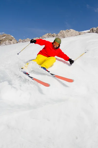 Ski, Skier, Freeride em neve fresca em pó - homem esqui downhill — Fotografia de Stock