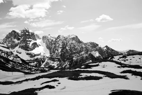 Declive de esqui na montanha das Dolomitas, corrida de esqui fechada — Fotografia de Stock