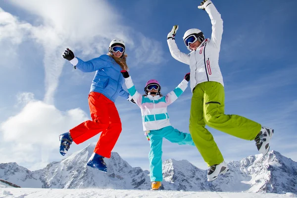 Ski, winter, sneeuw, skiërs, zon en fun - familie genieten van de winter — Stockfoto