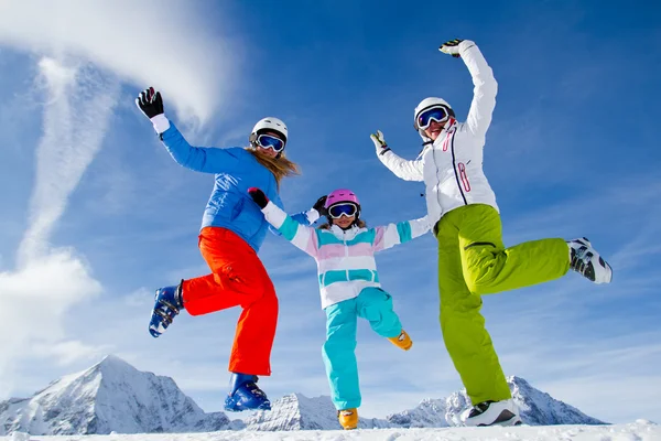 Ski, hiver, neige, skieurs, soleil et plaisir en famille profiter de l'hiver — Photo