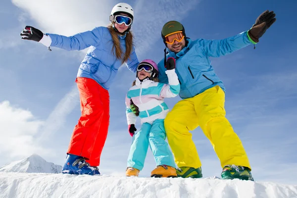 Ski, vinter, snö, skidåkare, solen och kul - familjen njuter av vintern — Stockfoto