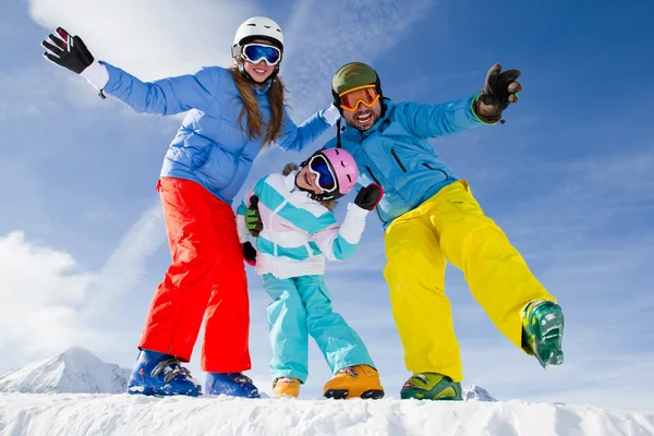Ski, vinter, snö, skidåkare, solen och kul - familjen njuter av vintern — Stockfoto