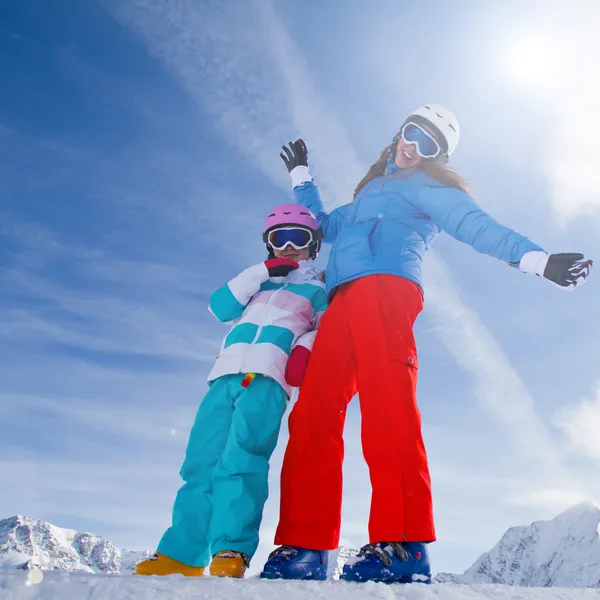 Invierno, esquí, nieve, sol y diversión — Foto de Stock