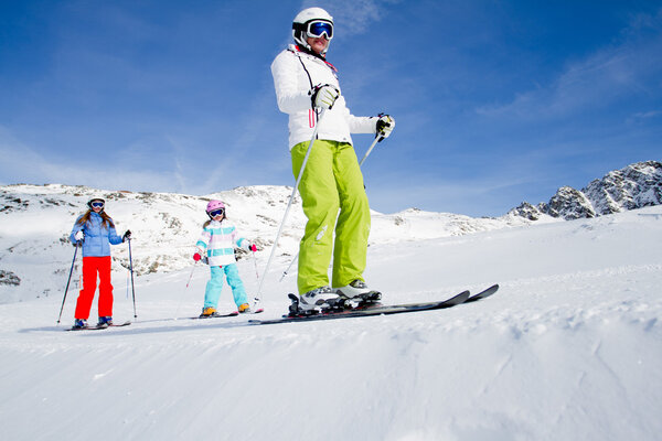 Лыжный спорт, зима, лыжный урок - лыжники на лыжне
