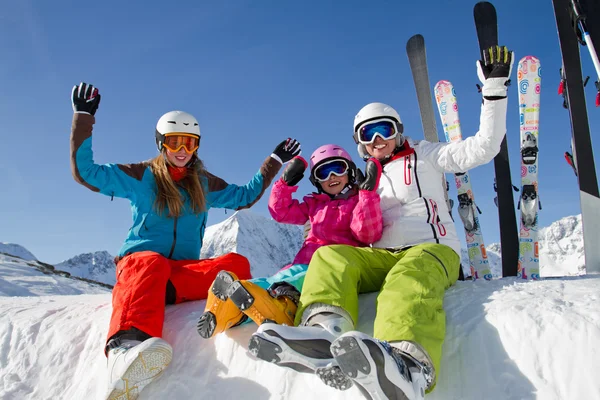 Ski, hiver, neige, skieurs, soleil et plaisir en famille profiter de l'hiver — Photo