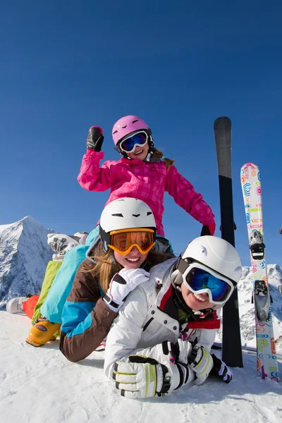 Ski, hiver, neige, skieurs, soleil et plaisir en famille profiter de l'hiver — Photo