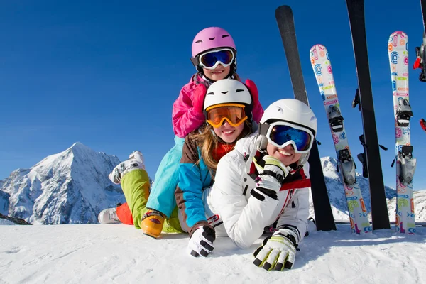 Sci, inverno, neve, sciatori, sole e divertimento - la famiglia si gode l'inverno — Foto Stock