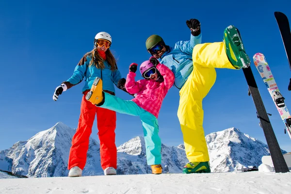 Kayak, kış, kar, kayakçı, güneş ve eğlence - aile kış keyfi