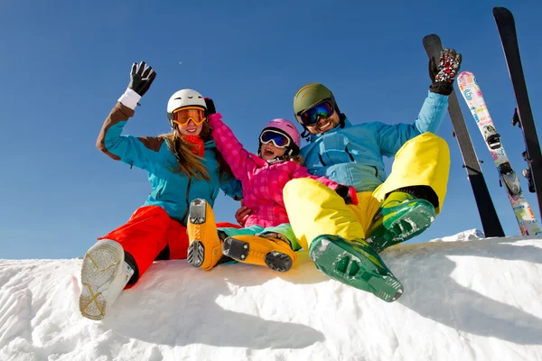 Kayak, kış, kar, kayakçı, güneş ve eğlence - aile kış keyfi — Stok fotoğraf