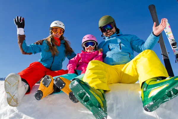 滑雪、 冬季、 雪、 滑雪、 太阳和乐趣 — — 家庭享受冬季 — 图库照片