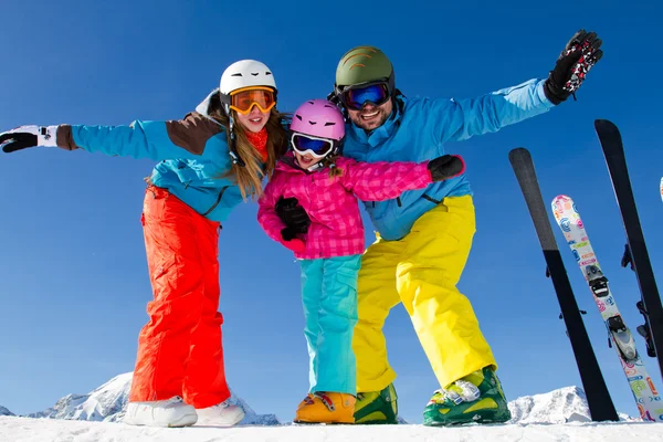 Ski, hiver, neige, skieurs, soleil et plaisir en famille profiter de l'hiver — Photo