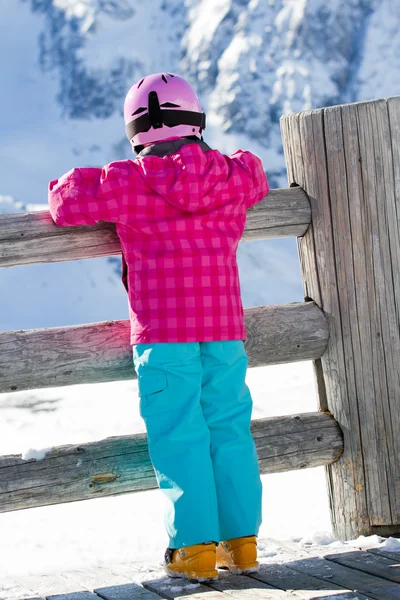 Skidåkning, kid, vinter - unga skidåkare på vintern semester — Stockfoto