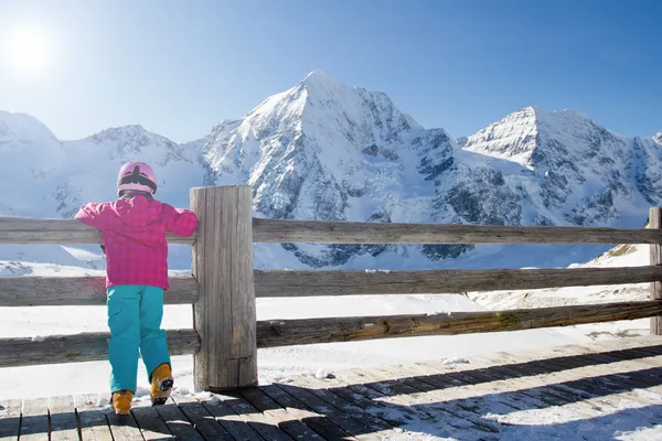 Skidåkning, kid, vinter - unga skidåkare på vintern semester — Stockfoto