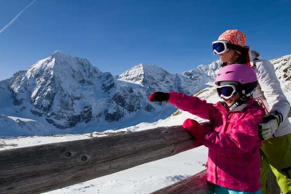 Invierno, esquí, nieve y sol - familia disfrutando de vacaciones de invierno —  Fotos de Stock