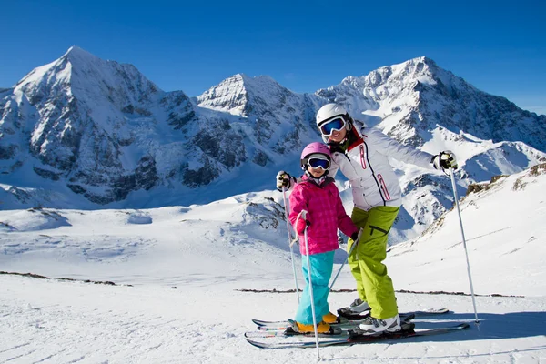 Hiver, ski, neige et soleil - la famille profite des vacances d'hiver — Photo