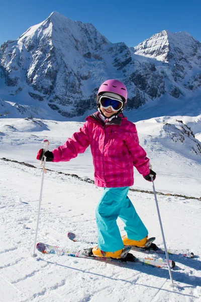 Горнолыжный курорт, зимние виды спорта - ребенок на лыжном отдыхе — стоковое фото
