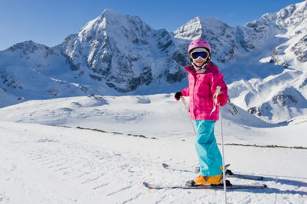 Skidor, skidorten, vintersport - barn på skidsemester — Stockfoto