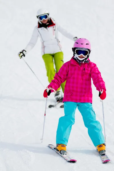 Skiën, Skischool skiërs op ski run - kind skiën afdaling, Les — Stockfoto