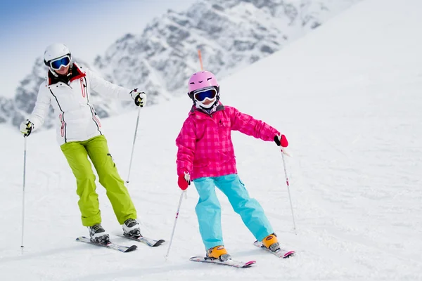 Skiën, Skischool skiërs op ski run - kind skiën afdaling, Les — Stockfoto