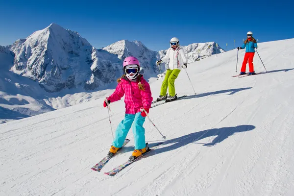 Esquí, invierno, clases de esquí - esquiadores en pista de esquí — Foto de Stock