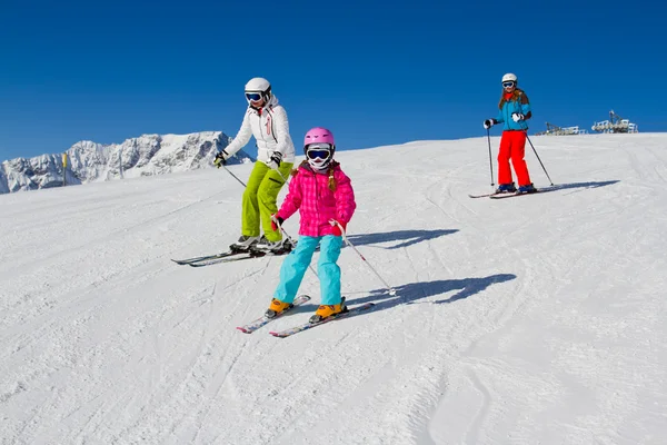 Narty, zima, lekcji narciarstwa - narciarzy na stoku — Zdjęcie stockowe