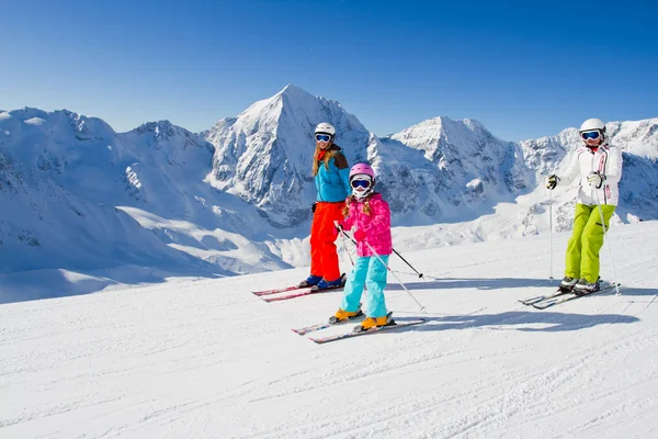 Skidåkning, vinter, ski lektion - skidåkare på pisterna — Stockfoto